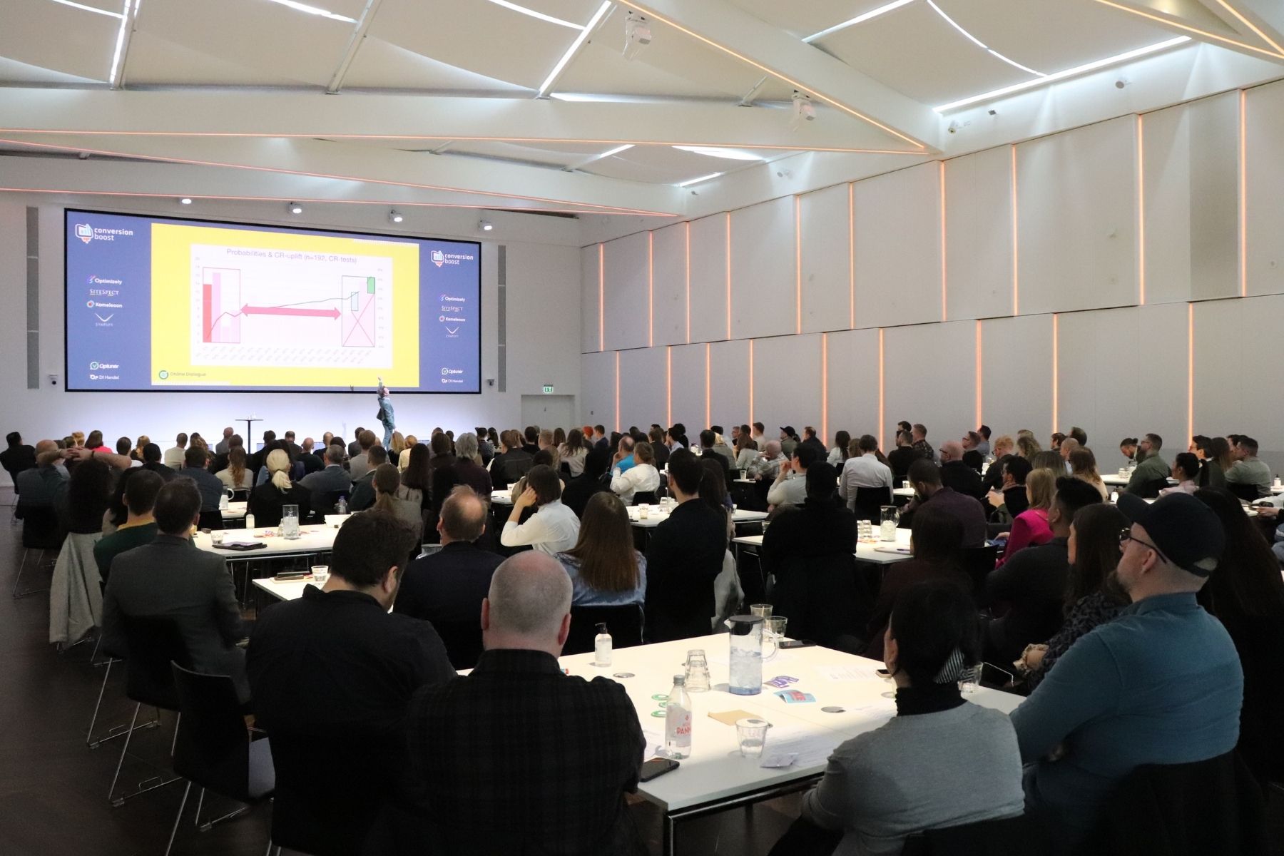 Conversionboost 2025 Wide room Ole on stage